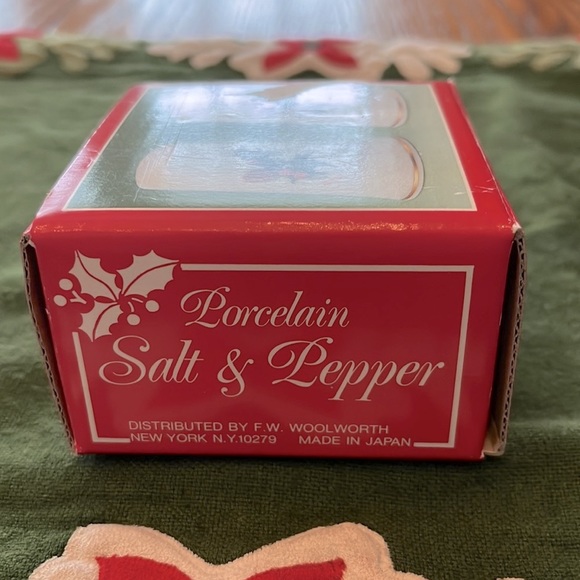 Vintage Holiday Christmas Porcelain Salt Pepper Shaker Holly Berry New In Box - Picture 6 of 6